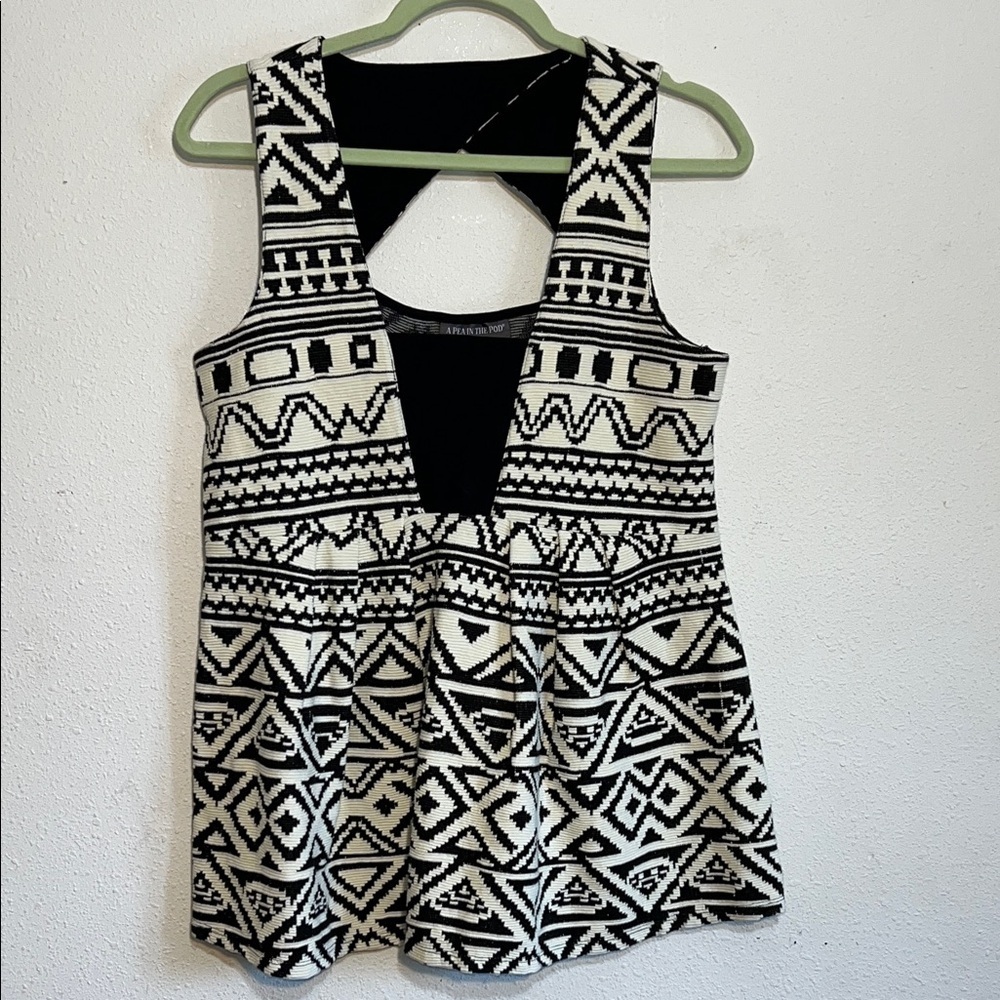 A Pea in the Pod Black and White Geometric Tribal Southwest Tank Top Size Small